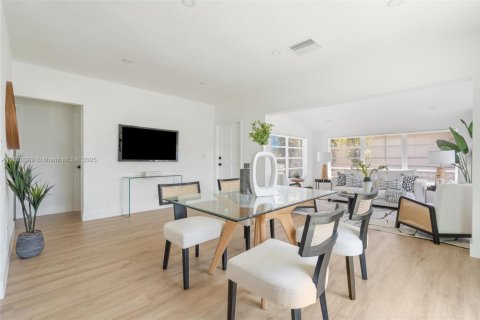 House in Hollywood, Florida 3 bedrooms, 101.08 sq.m. № 2015049 - photo 11