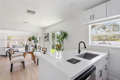 House in Hollywood, Florida 3 bedrooms, 101.08 sq.m. № 2015049 - photo 9