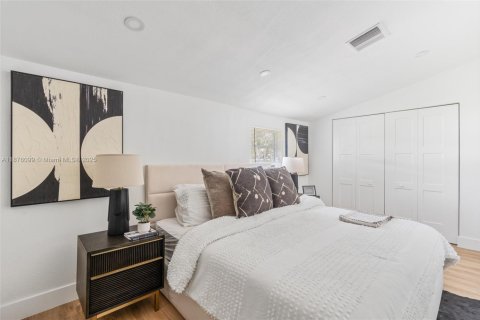 House in Hollywood, Florida 3 bedrooms, 101.08 sq.m. № 2015049 - photo 14