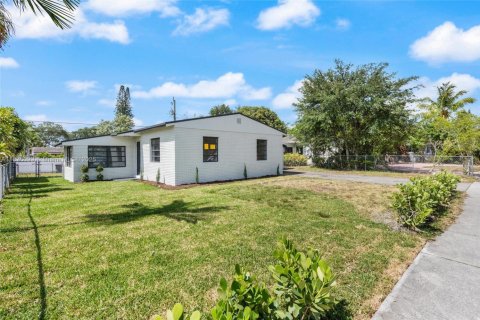 House in Hollywood, Florida 3 bedrooms, 101.08 sq.m. № 2015049 - photo 22