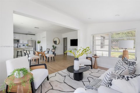 House in Hollywood, Florida 3 bedrooms, 101.08 sq.m. № 2015049 - photo 6