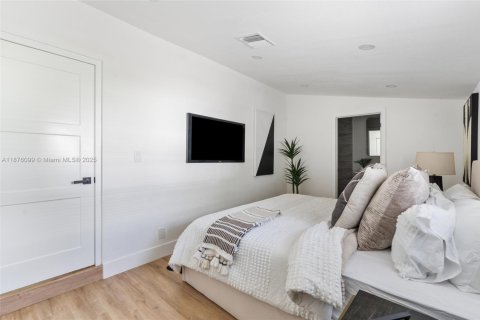 House in Hollywood, Florida 3 bedrooms, 101.08 sq.m. № 2015049 - photo 13