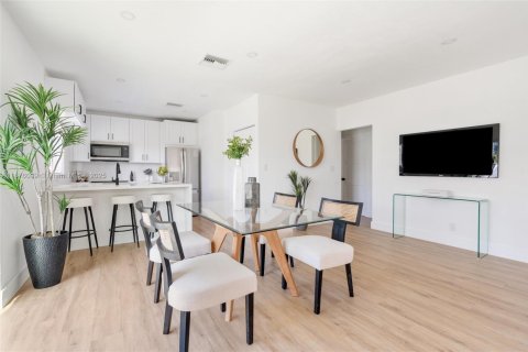 House in Hollywood, Florida 3 bedrooms, 101.08 sq.m. № 2015049 - photo 10