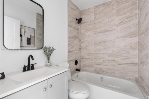 House in Hollywood, Florida 3 bedrooms, 101.08 sq.m. № 2015049 - photo 19