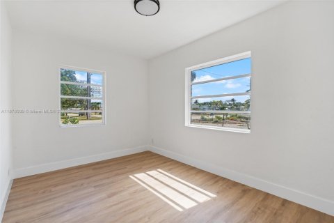 House in Hollywood, Florida 3 bedrooms, 101.08 sq.m. № 2015049 - photo 20