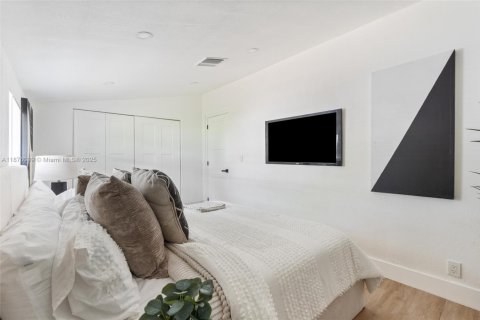 House in Hollywood, Florida 3 bedrooms, 101.08 sq.m. № 2015049 - photo 15