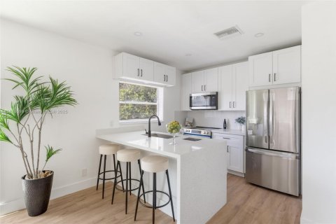 House in Hollywood, Florida 3 bedrooms, 101.08 sq.m. № 2015049 - photo 7