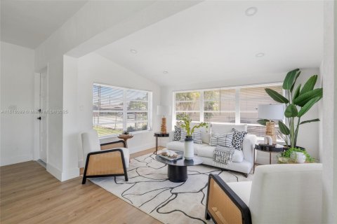 House in Hollywood, Florida 3 bedrooms, 101.08 sq.m. № 2015049 - photo 4