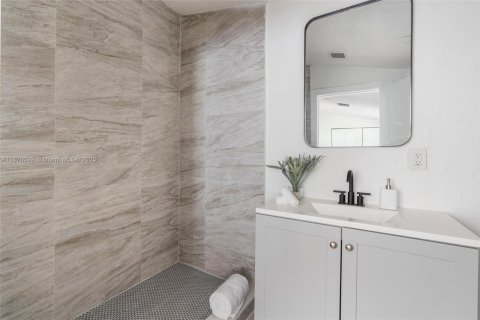 House in Hollywood, Florida 3 bedrooms, 101.08 sq.m. № 2015049 - photo 16