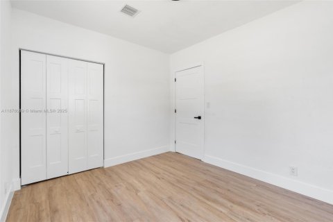 House in Hollywood, Florida 3 bedrooms, 101.08 sq.m. № 2015049 - photo 18