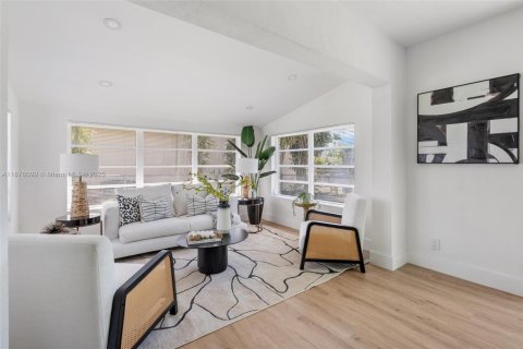 House in Hollywood, Florida 3 bedrooms, 101.08 sq.m. № 2015049 - photo 5