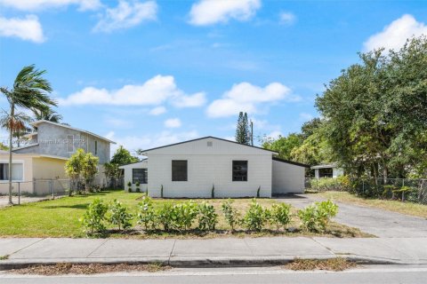 House in Hollywood, Florida 3 bedrooms, 101.08 sq.m. № 2015049 - photo 2