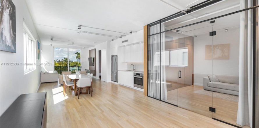 Кондоминиум с 2 спальнями в Майами-Бич, Флорида № 1968721