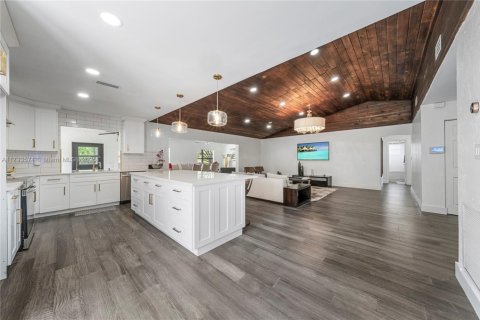 House in Davie, Florida 4 bedrooms, 297.75 sq.m. № 1881987 - photo 8