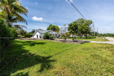 House in Davie, Florida 4 bedrooms, 297.75 sq.m. № 1881987 - photo 5