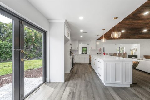 House in Davie, Florida 4 bedrooms, 297.75 sq.m. № 1881987 - photo 15