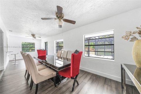 House in Davie, Florida 4 bedrooms, 297.75 sq.m. № 1881987 - photo 20