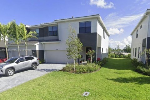Townhouse in Lake Worth, Florida 3 bedrooms, 215.25 sq.m. № 1926271 - photo 1