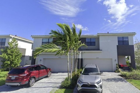 Townhouse in Lake Worth, Florida 3 bedrooms, 215.25 sq.m. № 1926271 - photo 2