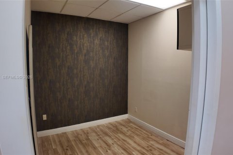 Propiedad comercial en venta en Doral, Florida № 2173548 - foto 11