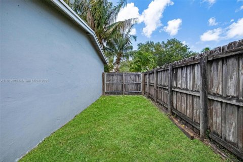 House in Miami, Florida 3 bedrooms, 114.46 sq.m. № 1781933 - photo 29