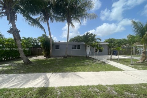 House in Miami, Florida 3 bedrooms, 114.46 sq.m. № 1781933 - photo 1