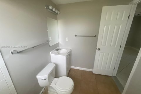 House in Miami, Florida 3 bedrooms, 114.46 sq.m. № 1781933 - photo 13