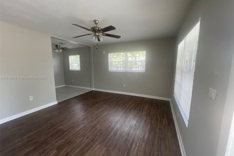 House in Miami, Florida 3 bedrooms, 114.46 sq.m. № 1781933 - photo 3
