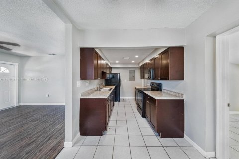 House in Miami, Florida 3 bedrooms, 114.46 sq.m. № 1781933 - photo 22