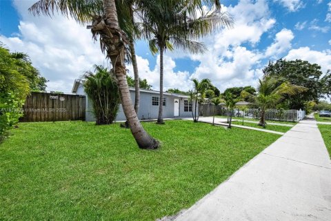 House in Miami, Florida 3 bedrooms, 114.46 sq.m. № 1781933 - photo 30
