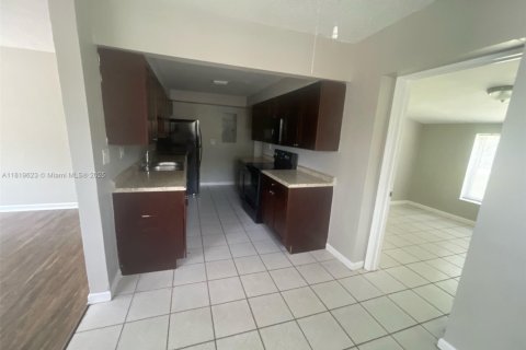 House in Miami, Florida 3 bedrooms, 114.46 sq.m. № 1781933 - photo 5