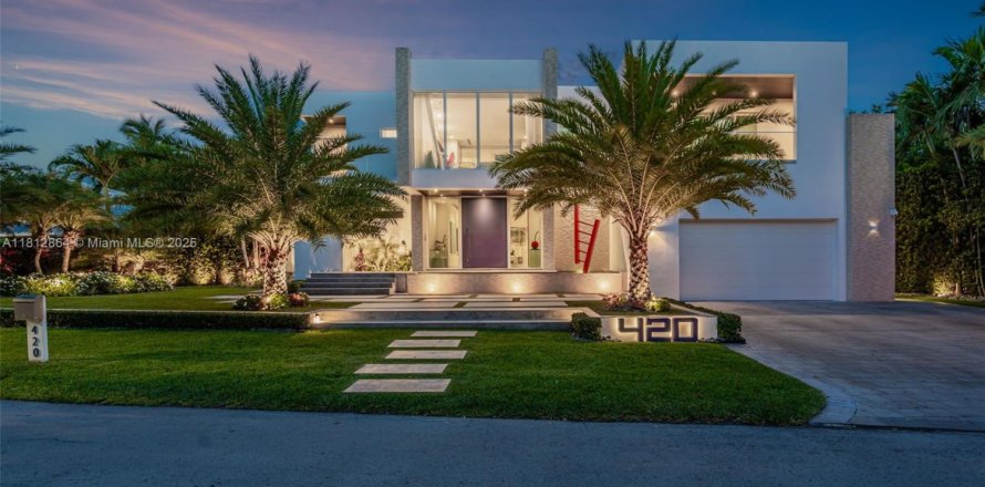 House in Key Biscayne, Florida 6 bedrooms, 595.04 sq.m. № 2021108