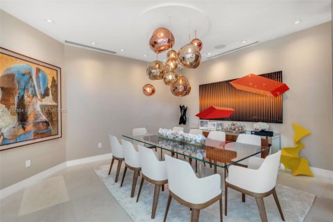 House in Key Biscayne, Florida 6 bedrooms, 595.04 sq.m. № 2021108 - photo 11