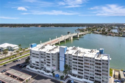 Copropriété à louer à Treasure Island, Floride: 2 chambres, 121.52 m2 № 2408200 - photo 2