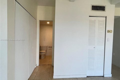 Снять в аренду кондоминиум в Майами, Флорида 1 спальня, 60.67м2, № 1775259 - фото 6