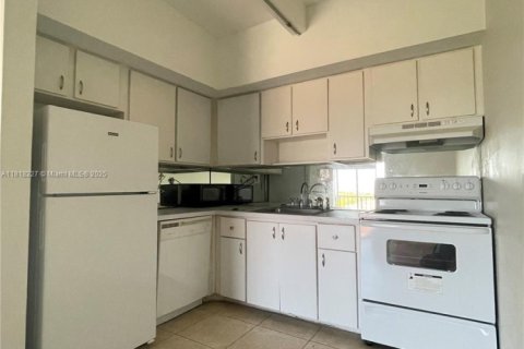 Снять в аренду кондоминиум в Майами, Флорида 1 спальня, 60.67м2, № 1775259 - фото 3