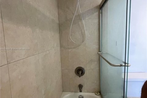 Снять в аренду кондоминиум в Майами, Флорида 1 спальня, 60.67м2, № 1775259 - фото 11