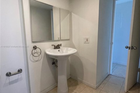 Снять в аренду кондоминиум в Майами, Флорида 1 спальня, 60.67м2, № 1775259 - фото 9