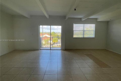 Снять в аренду кондоминиум в Майами, Флорида 1 спальня, 60.67м2, № 1775259 - фото 1