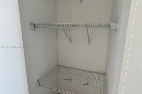 Снять в аренду кондоминиум в Майами, Флорида 1 спальня, 60.67м2, № 1775259 - фото 8