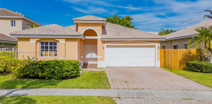 House in Miami, Florida 4 bedrooms, 180.04 sq.m. № 1867002