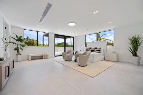 Casa en venta en Miami, Florida, 5 dormitorios, 372.35 m2 № 1940004 - foto 17