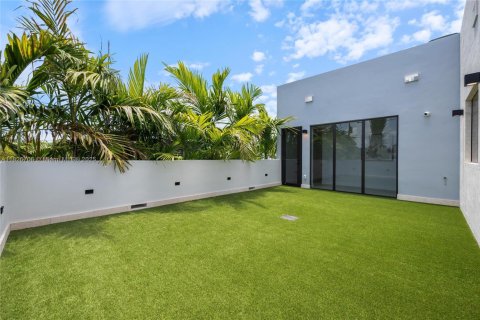 Casa en venta en Miami, Florida, 5 dormitorios, 372.35 m2 № 1940004 - foto 21