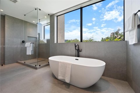 Casa en venta en Miami, Florida, 5 dormitorios, 372.35 m2 № 1940004 - foto 20