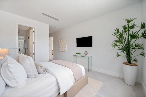 Casa en venta en Miami, Florida, 5 dormitorios, 372.35 m2 № 1940004 - foto 13