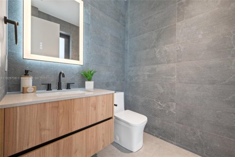 Casa en venta en Miami, Florida, 5 dormitorios, 372.35 m2 № 1940004 - foto 9