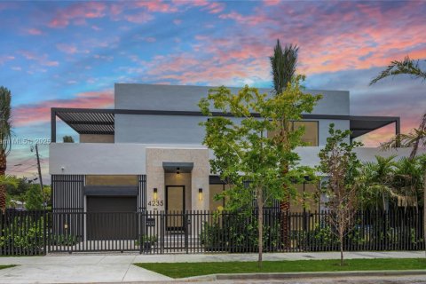 Casa en venta en Miami, Florida, 5 dormitorios, 372.35 m2 № 1940004 - foto 1