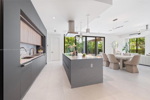 Casa en venta en Miami, Florida, 5 dormitorios, 372.35 m2 № 1940004 - foto 7