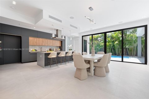 Casa en venta en Miami, Florida, 5 dormitorios, 372.35 m2 № 1940004 - foto 8