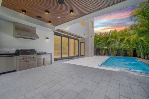 Casa en venta en Miami, Florida, 5 dormitorios, 372.35 m2 № 1940004 - foto 22